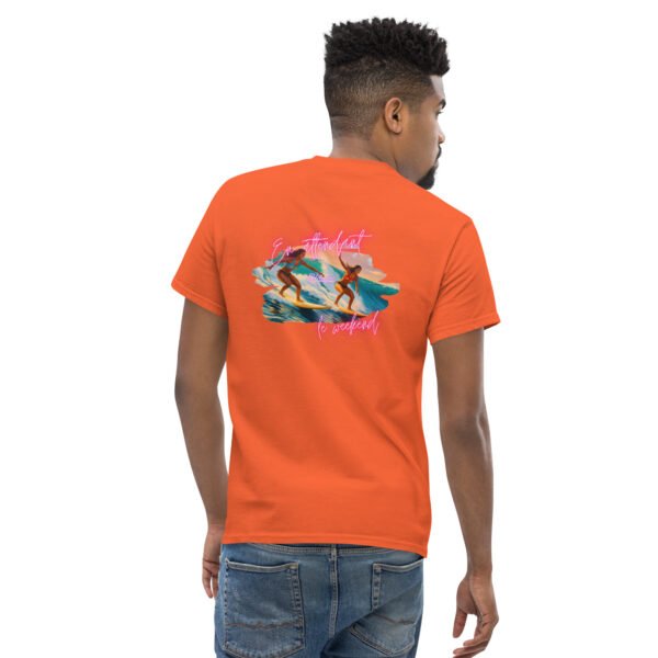 T-shirt classique unisexe brodé "En attendant le weekend" + impression dos – Image 25