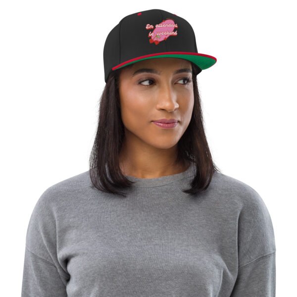 Casquette Snapback brodé "En attendant le weekend" – Image 2
