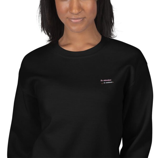 Sweat Unisexe brodé "En attendant le weekend" + impression dos – Image 5