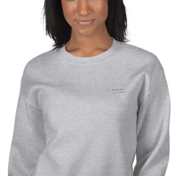 Sweat Unisexe brodé "En attendant le weekend" + impression dos – Image 32