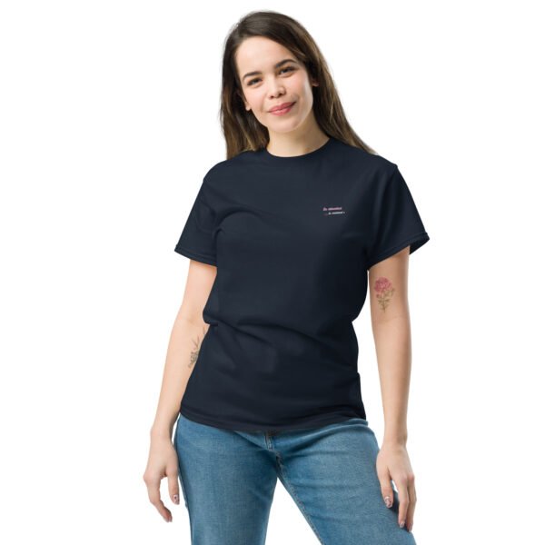 T-shirt classique brodé « En attendant le weekend » + impression dos – Image 2
