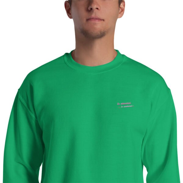 Sweat Unisexe brodé « En attendant le weekend » + impression dos – Image 2