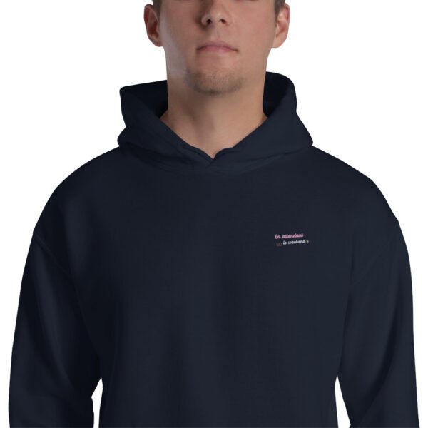 Sweat à capuche Navy brodé « En attendant le weekend » + impression dos – Image 3